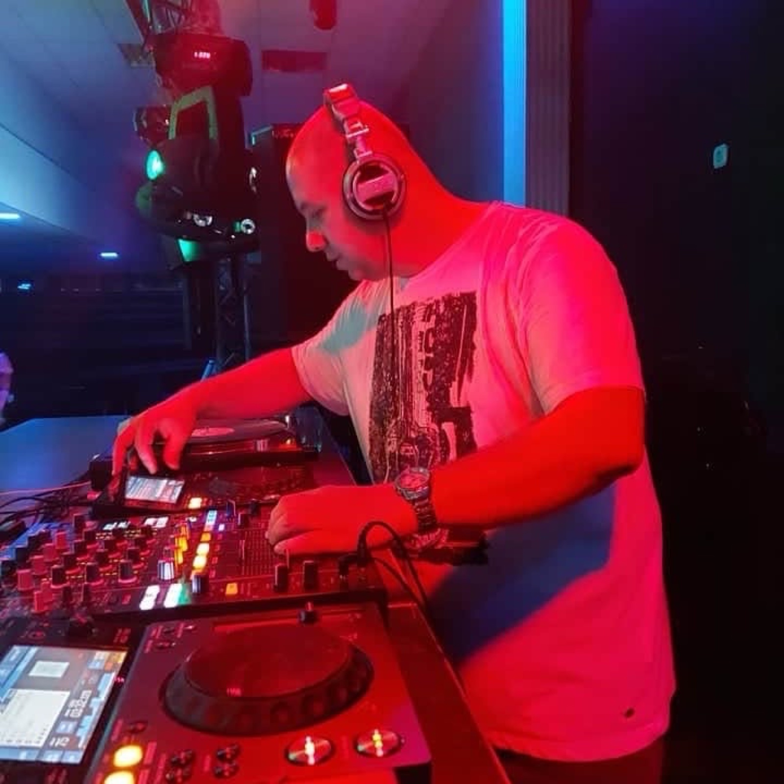 Anthony a DJ-pult mögött