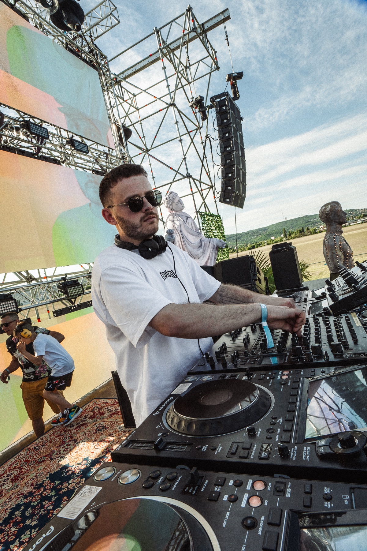 Antique a DJ-pult mögött