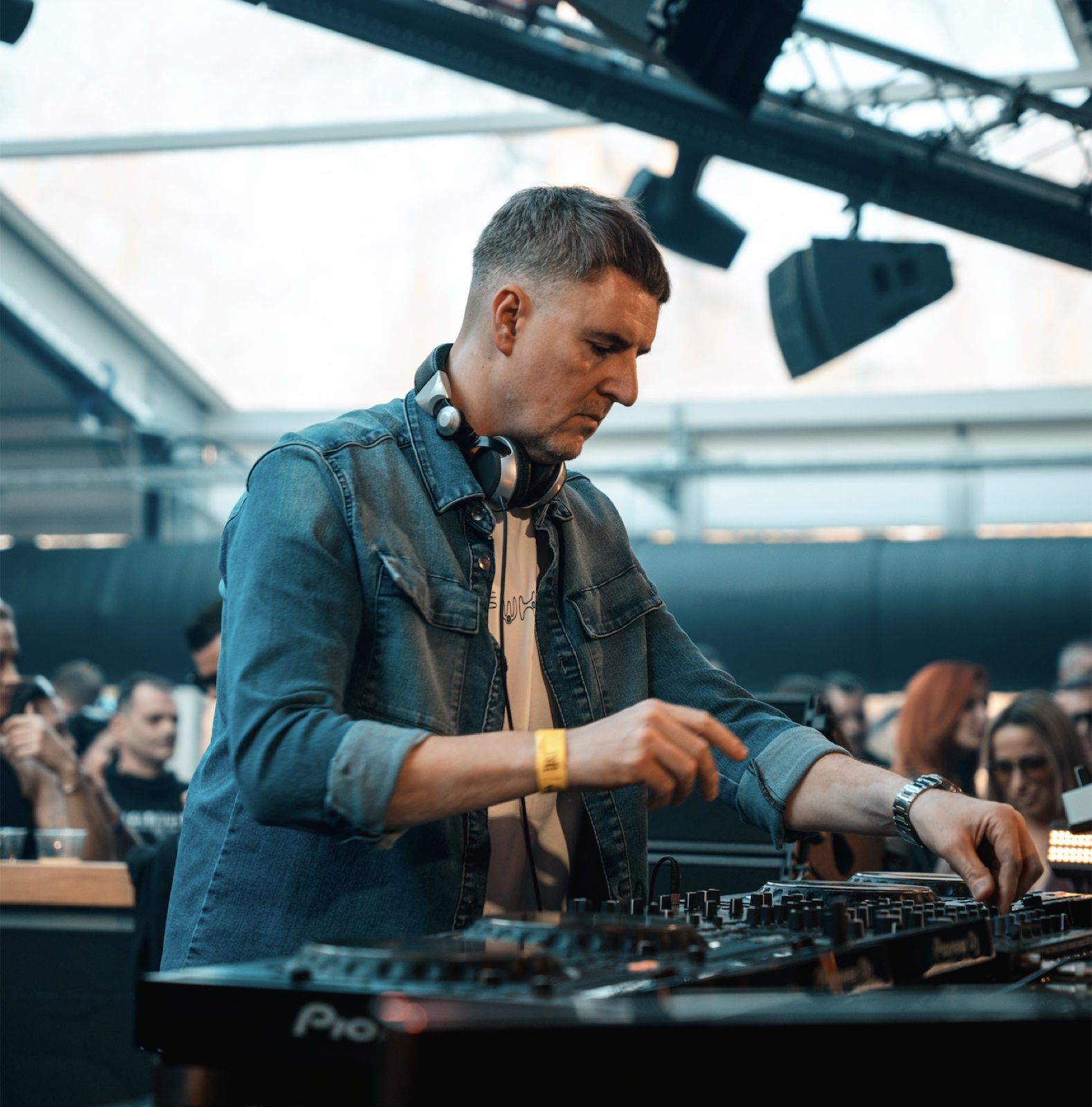 Pat Duff a DJ-pult mögött