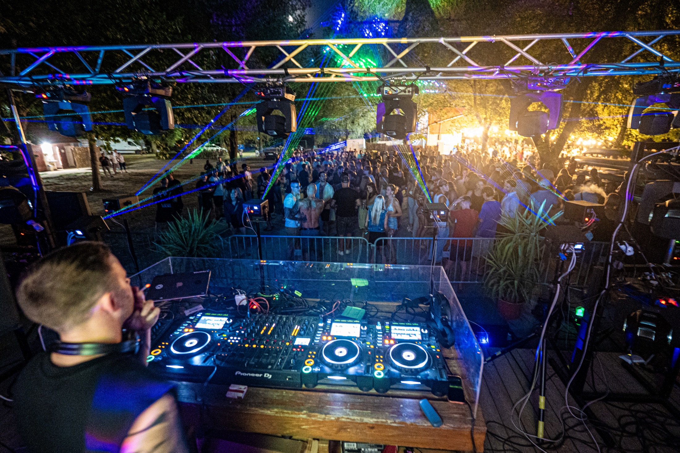 DJ-pult és tánctér a Bárka House Festival Vol.1-en